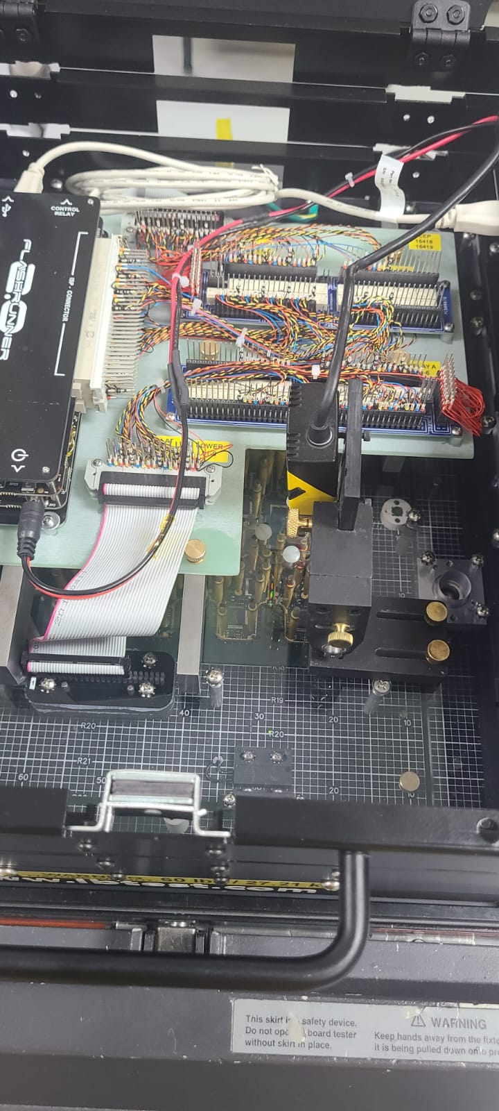 Fixture de prueba con programador de flash integrado